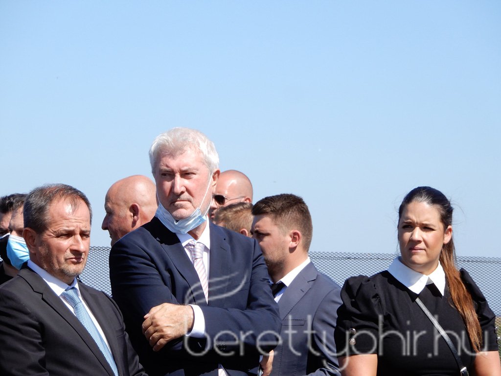 Átadták az M4-es autópálya Ártándig tartó szakaszát21